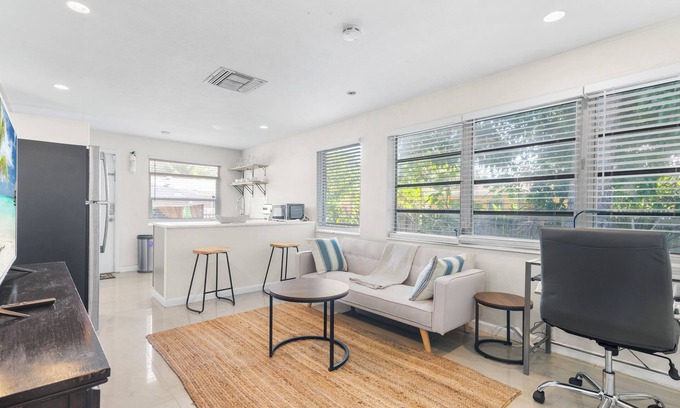 Golden Glades Apartment | Central Miami One Bedroom