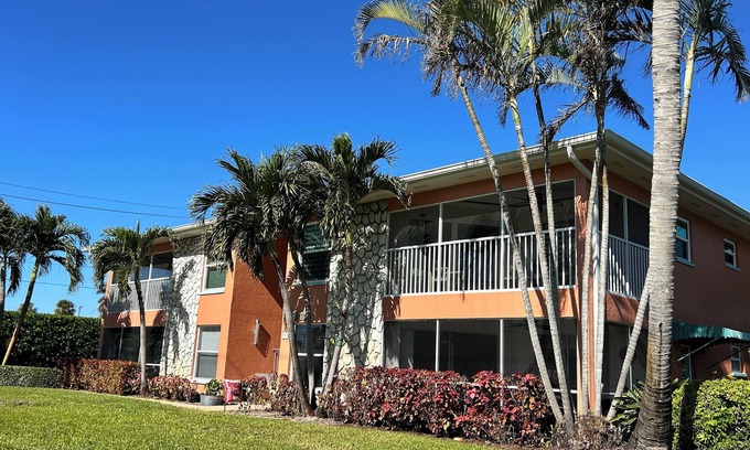 Central Naples Condo | Central Naples Condo (1 W) Close to beach