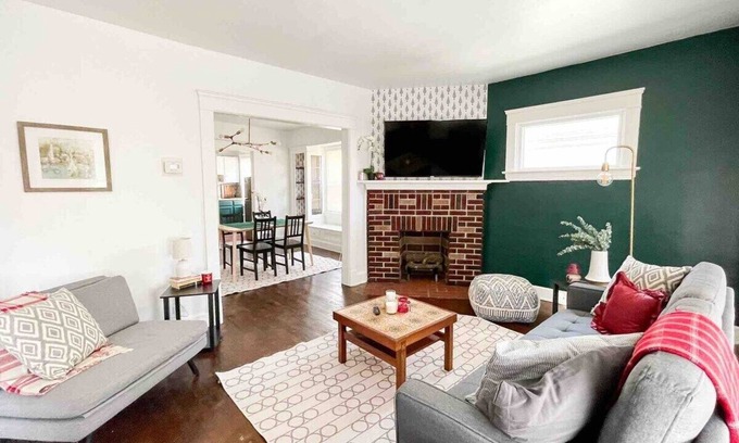 Cleveland Apartment | Central Remodeled Up Unit Apartment WE LOVE PETS