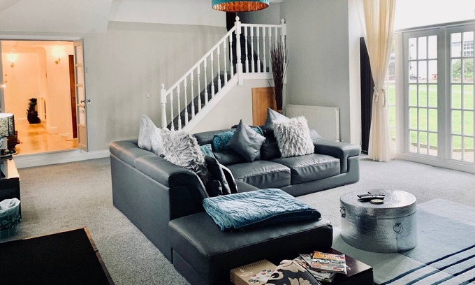 Strathaven Other | Central Scotland Country Side With Outdoor Bbq Hut