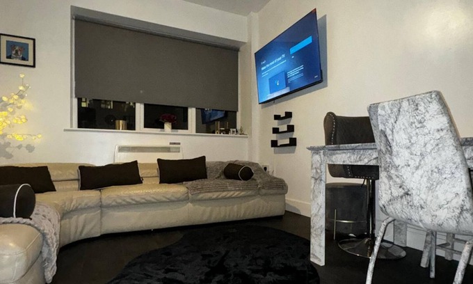 Sheffield House | Central Sheffield 3-Bed Apt, Sleeps 7 with Parking