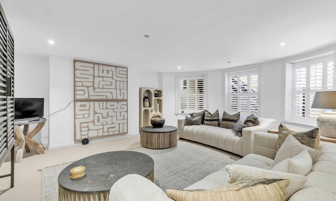 Worthing Apartment | Central Snug with Patio | By My Getaways