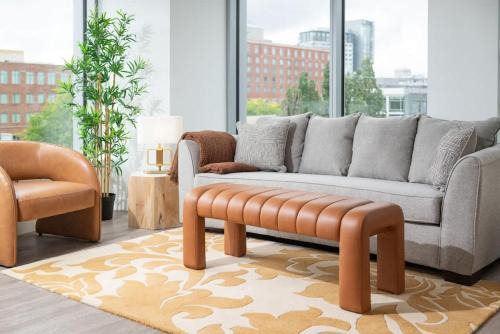 Central Square Apartment | Central Space to Balance Life Work Play 7 Sleeps