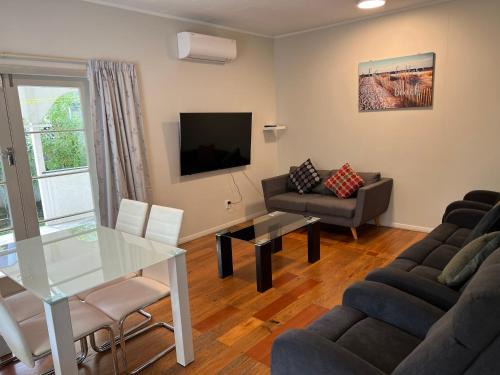 Palmerston North Apartment | Central Spacious House With Backyard And Patio