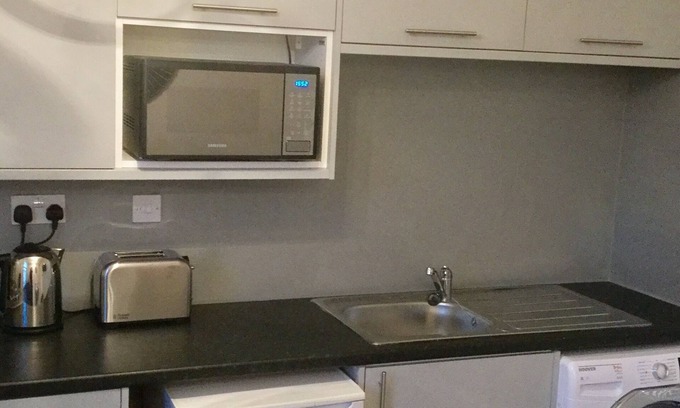 Smethwick House | Central Stylish Townhouse 3 separate flats in single block for upto 10 people