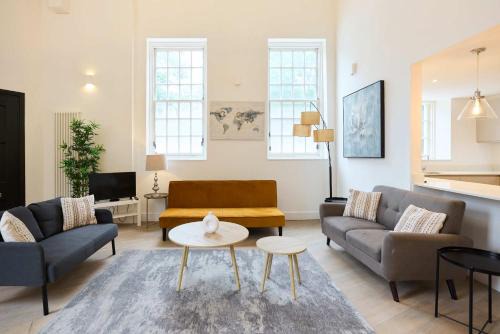 Tadworth Apartment | Central Tadworth Terrace Flat - Split- level 2BDR