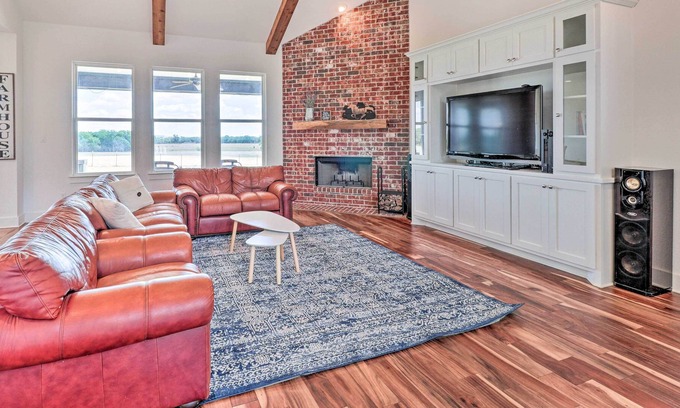 McDade House | Central Texas Home w/ Rolling Pasture Views!