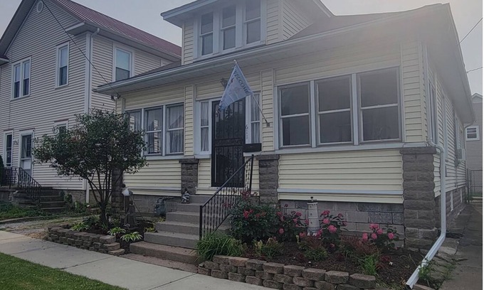 Sandusky House | Central to Everything .Cedar Point, Downtown and Sports Park.