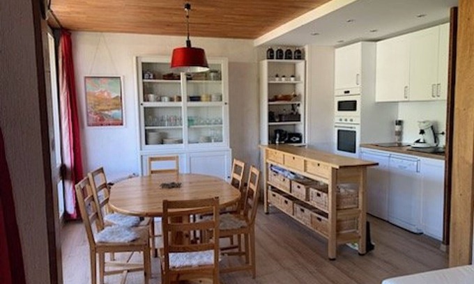 Les Claux Apartment | Central Vars Apt: Sleeps 6, Near Slopes, Spacious Balcony