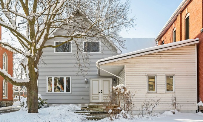 Winchester House | Central Winchester Bungalow side unit
