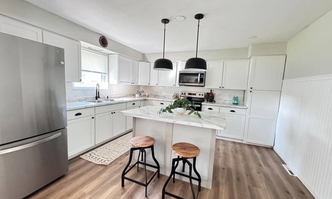 Fairview Heights House | Centrally located, 7 miles from ScottAFB, 14 miles to Downtown St Louis