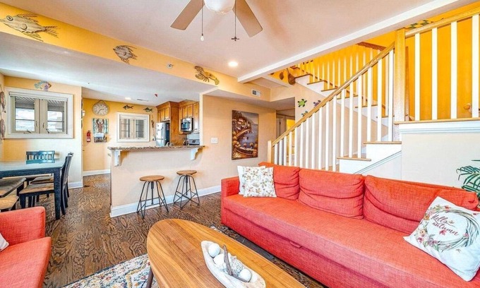 Gold Coast Condo | CENTRALLY LOCATED, 4BR/3BA, SLP 10, HANDICAP ACCESSIBLE, STEPS TO BEACH