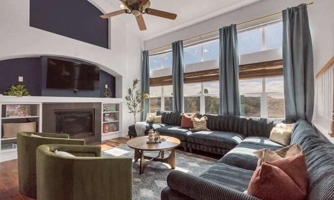 Castle Rock House | Centrally Located 5BD - Games, BBQ & Firepit Patio