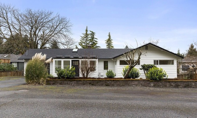 Arnold Creek House | Centrally located Cozy fully remodeled mid century house in lake Oswego