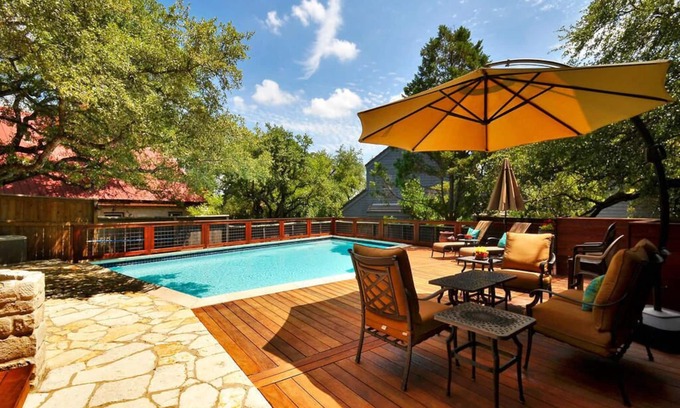 Barton Hills House | Centrally located - Downtown - Private Pool - 5 Bed/4 Bath