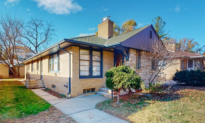 Fulton House | Centrally located near shopping & restaurants w/gas fireplace, wifi