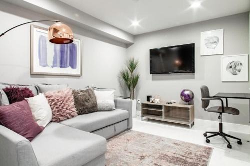 Truxton Circle Apartment | Centrally-Located Well-Decorated Solar-Powered