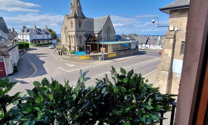 Nairn Apartment | Centre of Town, Minutes to the Beach and Transport Hubs, Private Parking!