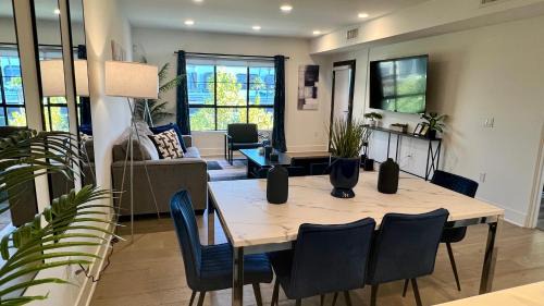 Westwood Apartment | Century City Cozy 3 Bedroom Apartment with Free Parking 302,303