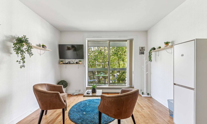Porte-Dauphine Apartment | Chic Studio Champs-élysées