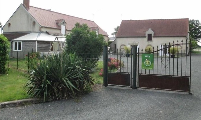 Vieilles-Maisons-sur-Joudry Cottage | Charming Farmhouse Near Woods & Canal - Ideal for Families, Sleeps 9