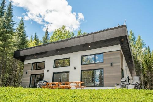 Ferland-et-Boilleau Ski Chalet | Chalet à louer au bord d'un lac avec spa