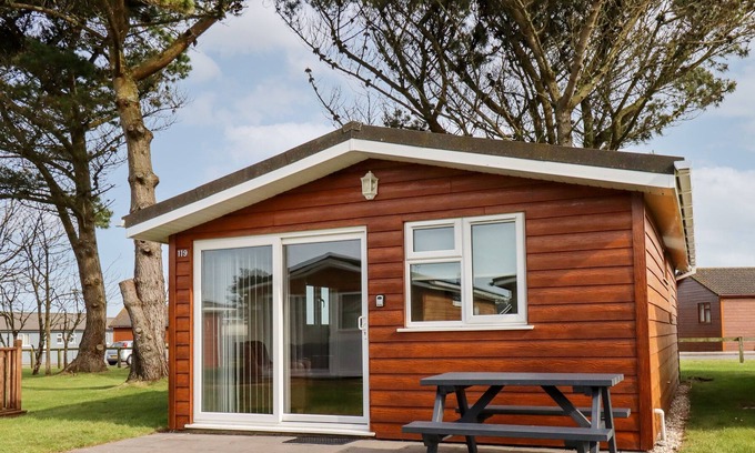 Padstow Cabin | CHALET 119, family friendly, with a garden in St Merryn