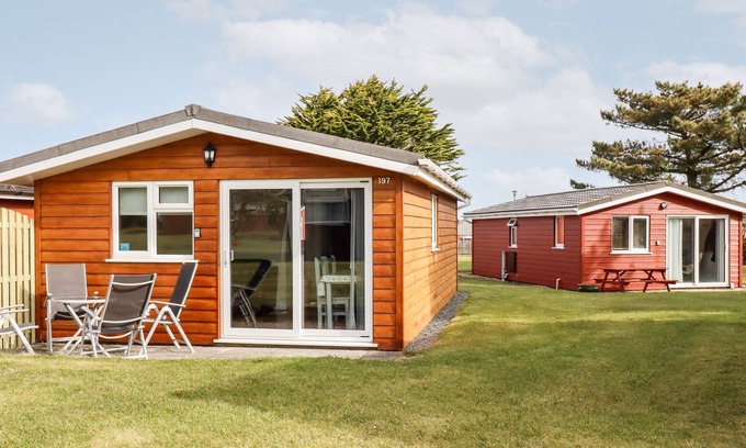 Padstow Cabin | CHALET 197, romantic, character holiday cottage in St Merryn