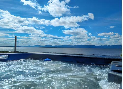 Cap-Saint-Ignace Ski Chalet | Chalet #2 Waterfront with Spa Fireplace Wifi & AC