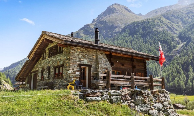 Evolene Ski Chalet | Chalet Arolla 8 pers : view, nature & private parking