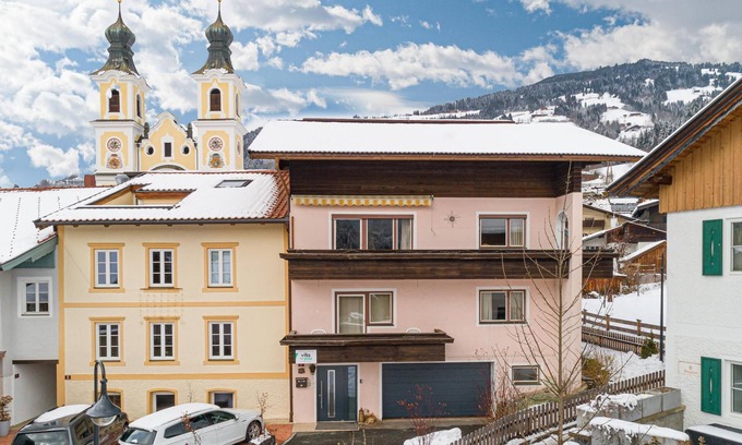 Hopfgarten Markt Ski Chalet | Chalet Stitzgassl in the centre of Hopfgarten with sauna