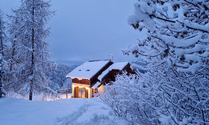 Enchastrayes Ski Chalet | Chalet bois le Sauze, 12 pers, ideally located, self-contained, 360° view over the valley