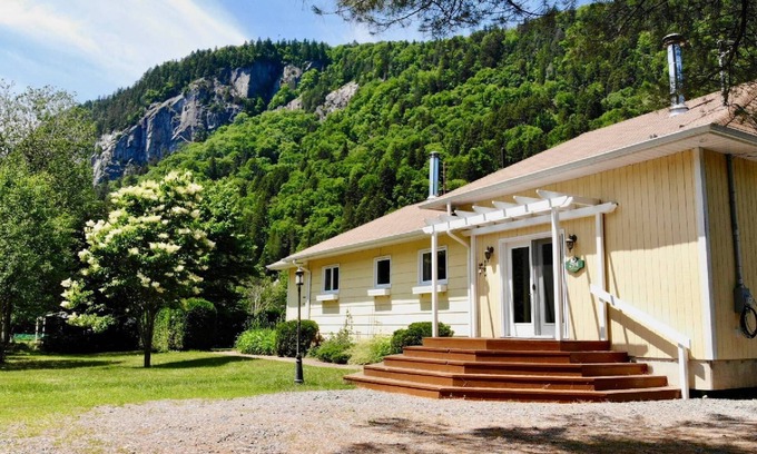 Saint-Raymond Ski Chalet | Chalet bordered by the Bras-du-Nord River, located in an enchanting setting.