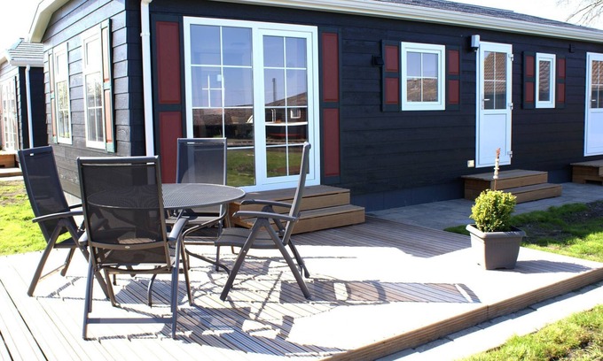 Giethoorn House | Chalet "Bovenwiede" is a beautiful four guest chalet, with the "Smitsgracht" on the back end.