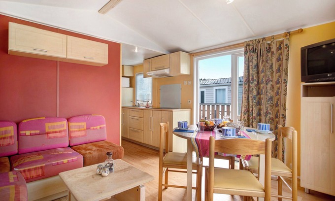 Burinhosa Ski Chalet | Chalet 'Bungalow T2 V - 15 Min From Nazaré' with Shared Pool, Private Terrace and Air Conditioning