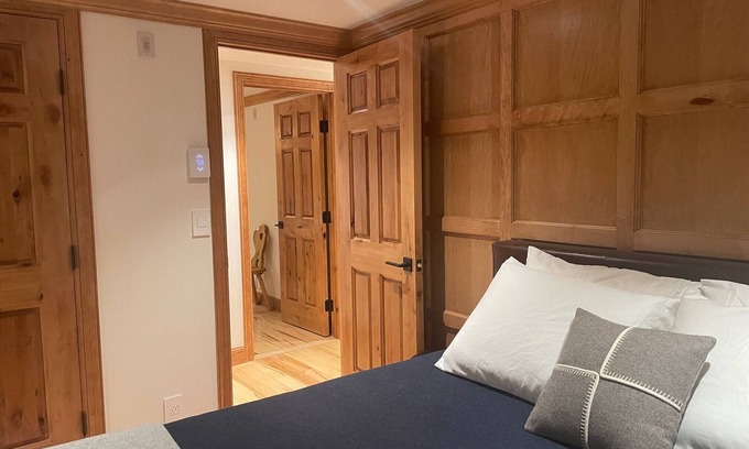 Aspen Condo | Chalet Chic 2-Bedroom + Queen Sofa Bed, 2.5 Blocks to Central Gondola