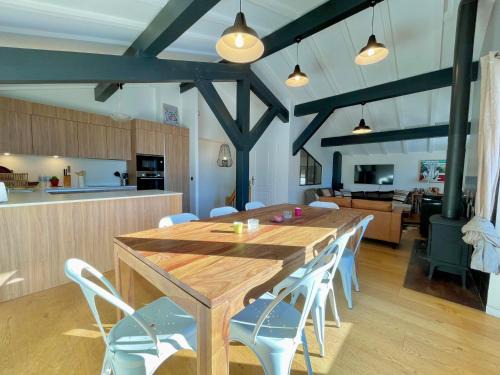 Notre-Dame-de-Bellecombe Ski Chalet | Chalet Cosy 8 Pers, Skis aux Pieds, Balcon, WIFI, Parking - FR-1-505-33