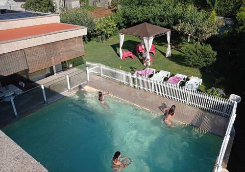 Santa Cristina de Cobres Villa | Chalet con piscina y diversión Ría de Vigo