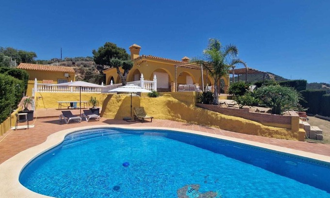 Malaga-Este Ski Chalet | Chalet con una de las Mejores Vistas de Toda Málaga. A Pocos Minutos del Centro