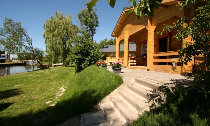 Zoutkamp Ski Chalet | Chalet Copperwing on small-scale nature campsite 't Ol Gat.