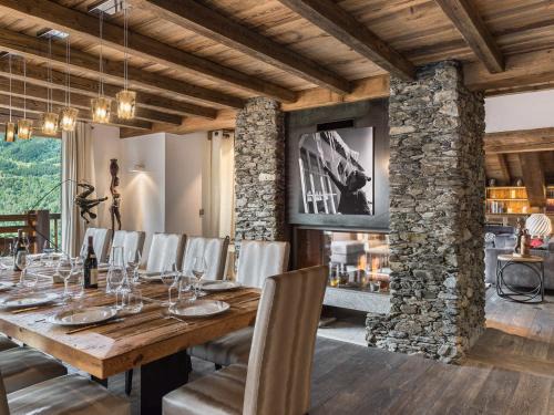 Meribel Village Ski Chalet | Chalet de Luxe à Méribel : Piscine, Hammam et Proximité Télésiège - FR-1-566-5