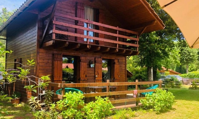 La Teste-de-Buch Cottage | 'Chalet des Ours La-Teste-de-Buch' with Shared Pool & Wi-Fi
