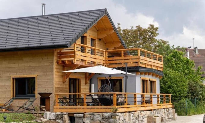 Saint-Maurice-Crillat Ski Chalet | Chalet en Bois au Cœur du Jura