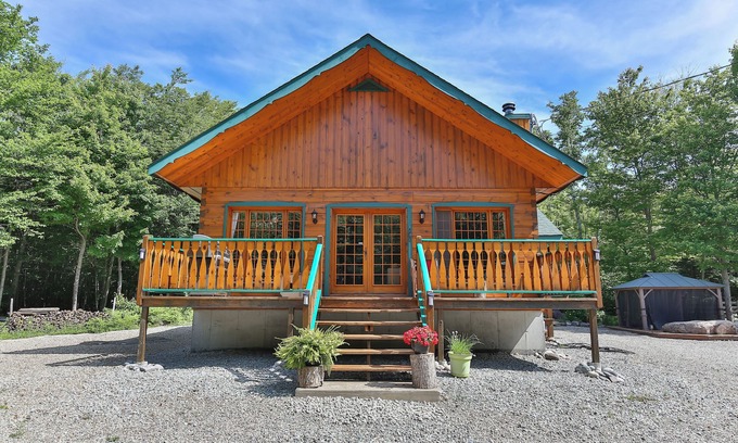 Chertsey Cabin | Chalet en pleine nature avec 80 acres de terrain et SPA!