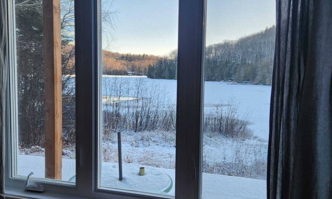 Saint-Hippolyte House | Chalet familial au bord du lac. Family getaway on the lake close to Montreal.