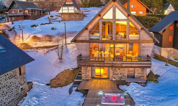 Besse-et-Saint-Anastaise Ski Chalet | Chalet l'Anorak Super Besse, private spa, 10 pers, 4 bedrooms, Sancy view