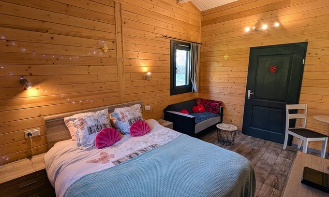 Fougerolles-Saint-Valbert Cottage | Chalet Jonquille with Spa in Southern Vosges