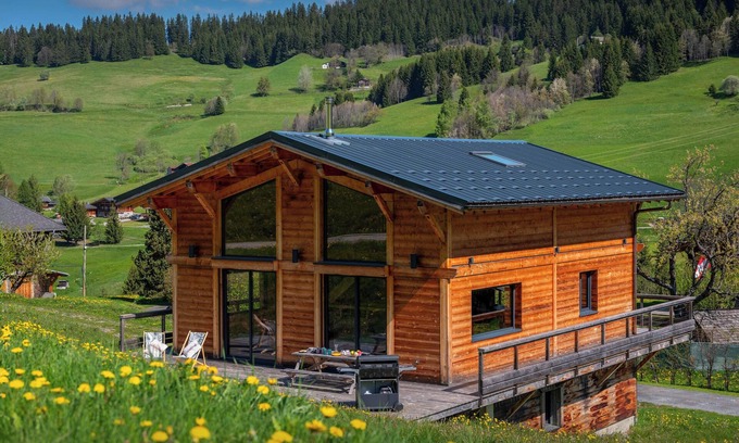 Notre-Dame-de-Bellecombe Ski Chalet | Chalet NDB - Modern and bright chalet for 12 on the pistes - OVO Network