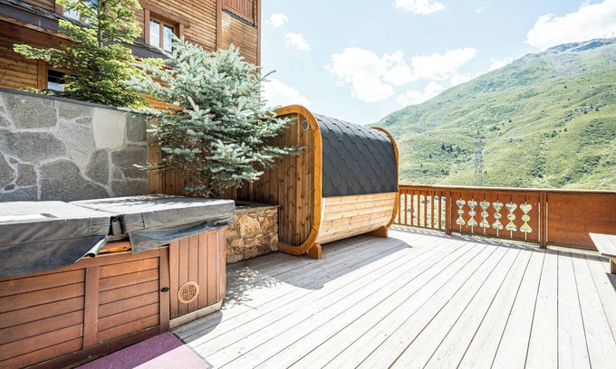 Les Bruyeres Ski Chalet | Chalet 'Gabrielle Luxe Ski-In/Ski-Out' with Lake View, Private Terrace and Wi-Fi