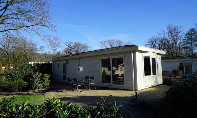Noordoostelijk van Schaarsbergen House | Chalet in a residence near sea